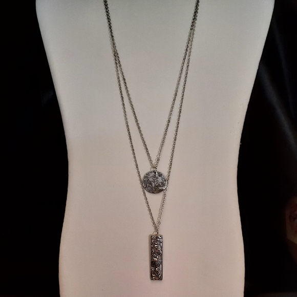 Silver Layered Disc and Bar Necklace - Picture 2 of 4